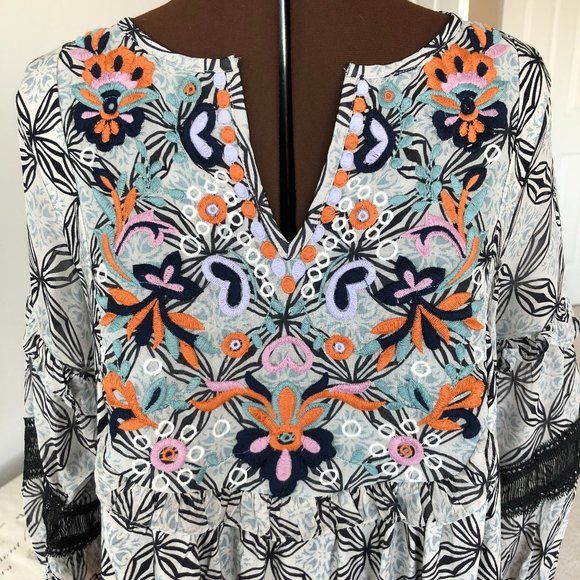 NWOT Floral Top with Ruffles and Lace Trim - Picture 2 of 10